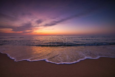 Foto de Hermoso paisaje nublado sobre la ola del mar y la orilla de la playa, paisaje panorámico del océano del amanecer - Imagen libre de derechos