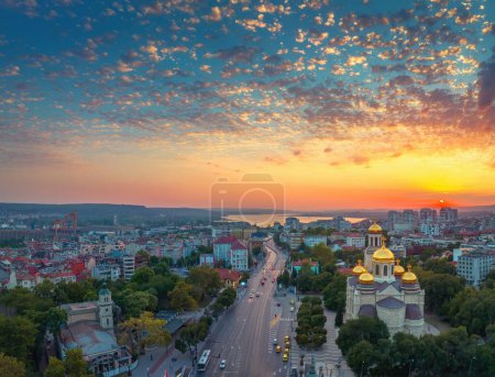 Foto de Vista aérea de la Catedral de la Asunción en Varna, Bulgaria y panorama del paisaje urbano del centro de la ciudad y la costa del Mar Negro. - Imagen libre de derechos