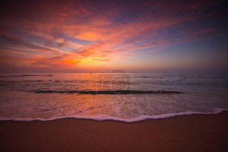 Téléchargez les photos : Beau lever de soleil sur le rivage de la mer et le sable de plage - en image libre de droit