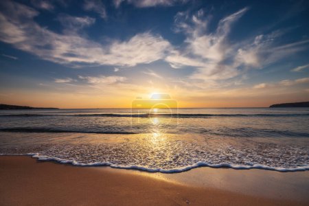 Téléchargez les photos : Beau paysage nuageux sur les vagues de la mer et le sable, belle plage tropicale lever de soleil - en image libre de droit