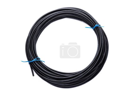 Foto de Cable de cobre de alambre negro aislado sobre un fondo blanco. - Imagen libre de derechos