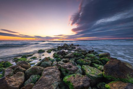 Téléchargez les photos : Lever de soleil sur la mer et la plage rocheuse - en image libre de droit