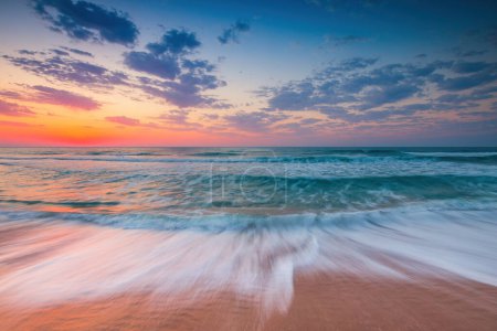 Foto de Salida del sol tropical sobre la orilla de la playa del océano, vista exótica del paisaje marino de la isla, paisaje del atardecer del mar - Imagen libre de derechos