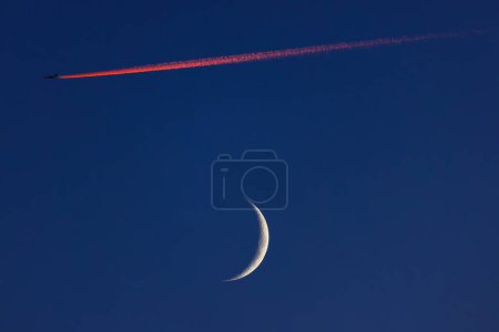 Téléchargez les photos : Ciel bleu avec lune et avion volant - en image libre de droit