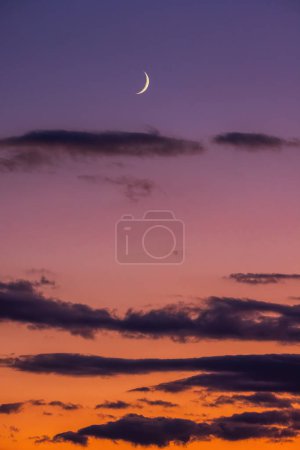Téléchargez les photos : Ciel couchant avec lune et nuages - en image libre de droit