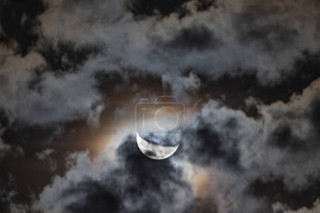 Téléchargez les photos : Crépuscule de pleine lune avec cratères à la surface et ciel sombre, fond naturel rapproché - en image libre de droit