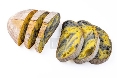 Foto de Horno casero de pan crujiente de masa fermentada horneado con trigo, carbón activado, calabaza y especias de curcuma - Imagen libre de derechos