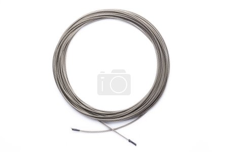 Téléchargez les photos : Technologie de corde métallique câble en acier isolé sur fond blanc. - en image libre de droit