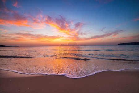 Téléchargez les photos : Beau paysage nuageux sur la mer, lever de soleil sho - en image libre de droit