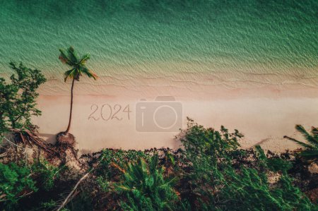 Téléchargez les photos : Bonne année 2024. Vue aérienne de la plage tropicale, République dominicaine. - en image libre de droit