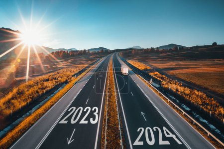 Téléchargez les photos : Conduite sur la route ouverte à la belle journée ensoleillée au nouvel an 2024. Vue aérienne - en image libre de droit