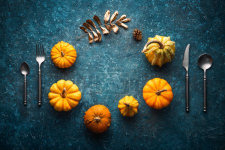 Foto de Calabaza de otoño sobre fondo vintage azul con tenedor de utensilios de cocina, cuchillo, cuchara y espacio de copia para el texto, Fondo de Acción de Gracias - Imagen libre de derechos