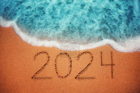 Téléchargez les photos : Bonne année 2024 concept sur la plage de la mer et la vague sur le rivage de sable - en image libre de droit