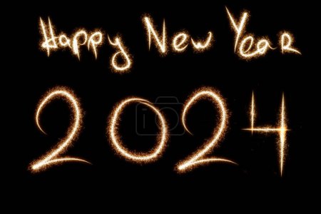 Foto de Feliz Año Nuevo 2024 fuegos artificiales de iluminación de fondo estacional sobre fondo negro bandera chispeante fuegos artificiales en la celebración - Imagen libre de derechos