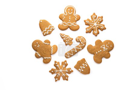 Téléchargez les photos : Biscuits maison de pain d'épice de Noël d'un homme, flocon de neige, cloche, étoile et arbre avec glaçage isolé sur fond blanc - en image libre de droit