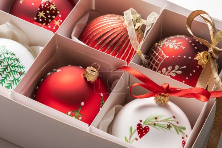 Foto de Bolas de árbol de Navidad en una caja sobre fondo blanco. Decoración de Navidad. - Imagen libre de derechos