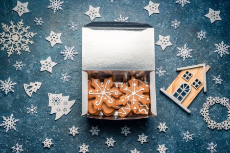 Foto de Galletas de Navidad con decoración de hielo aislada sobre fondo blanco, galletas de invierno de vacaciones - Imagen libre de derechos