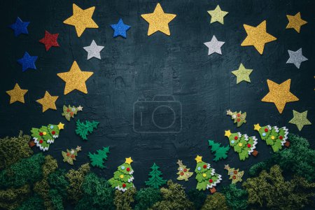 Téléchargez les photos : Veille de Noël dans une forêt avec des arbres et des étoiles brillantes en arrière-plan ciel avec espace de copie pour le texte, Joyeuses vacances fond noir. - en image libre de droit