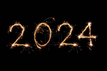 2024 geschrieben mit Funkelfeuerwerk auf schwarzem Hintergrund, frohes neues Jahr 2024 Konzept.