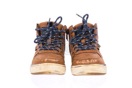 Foto de Niños zapatos viejo usado sucio aislado sobre fondo blanco - Imagen libre de derechos