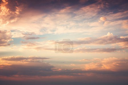 Téléchargez les photos : Paysage nuageux orange et ciel de rêve dramatique, coucher de soleil - en image libre de droit