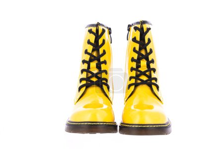 Foto de Zapatos Amarillo Cuero Pulido Botas Modernas aisladas sobre fondo blanco - Imagen libre de derechos