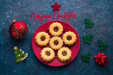Téléchargez les photos : Biscuits traditionnels Linzer de Noël Biscuits autrichiens ou allemands avec pâte à croûte courte et confiture remplissant le fond des vacances de saison - en image libre de droit