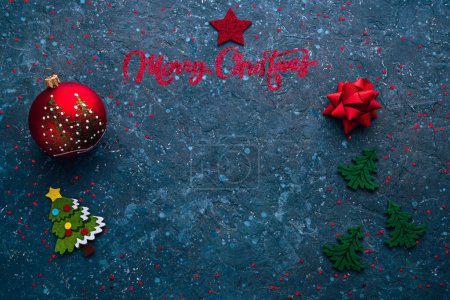 Téléchargez les photos : Joyeux Noël et bonne année texturé fond bleu avec espace de copie pour le texte - en image libre de droit