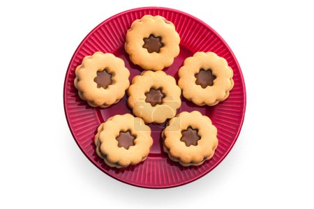 Téléchargez les photos : Biscuits traditionnels Linzer de Noël Biscuits autrichiens ou allemands avec pâte à croûte courte et remplissage de confiture isolé sur fond blanc - en image libre de droit