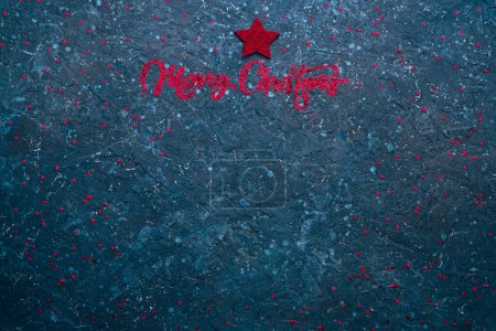 Foto de Feliz Navidad y Feliz Año Nuevo texturizado fondo azul con espacio de copia para el texto - Imagen libre de derechos