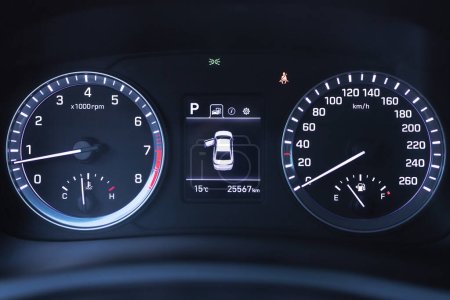 Téléchargez les photos : Tableau de bord de la voiture vue avant intérieure de la voiture neuve de luxe - en image libre de droit