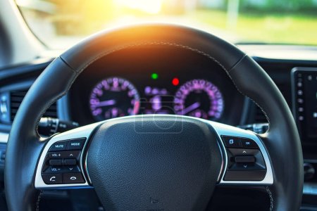 Téléchargez les photos : Tableau de bord de roue de voiture vue avant intérieure de voiture neuve de luxe - en image libre de droit
