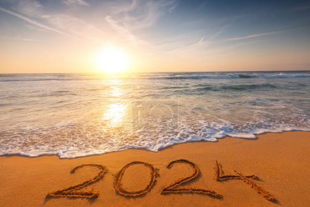 Foto de 2024 Número de año Escrito a mano en una playa tropical de arena Escénica naturaleza del amanecer Paisaje - Imagen libre de derechos