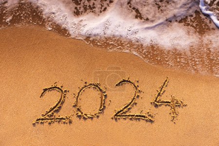 Téléchargez les photos : Bonne année 2024 fond de lever de soleil de mer, vague et sable - en image libre de droit