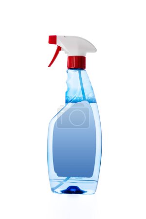 Foto de Detergente en botella pulverizadora para ventana, suelo, baño de limpieza con pulverizador aislado sobre fondo blanco - Imagen libre de derechos