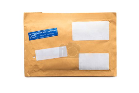Foto de Sobre acolchado con sellos vista superior aislado sobre fondo blanco, bolsa de cartón, carta de papel del paquete. - Imagen libre de derechos