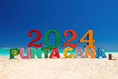 Foto de Punta Cana 2024 letras en la playa de arena Bavaro, República Dominicana y el mar Caribe - Imagen libre de derechos