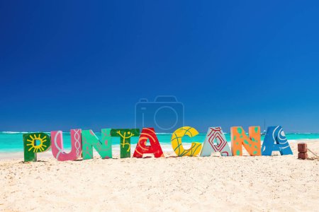 Téléchargez les photos : Tropical île plage Bavaro, Punta Cana, République dominicaine et lettres en couleur légende sur le sable 2024 - en image libre de droit