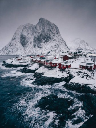Foto de Islas Lofoten, Reine, Noruega y Hamnoy pueblo de pescadores con casas rorbuer rojo en invierno paisaje de la naturaleza - Imagen libre de derechos
