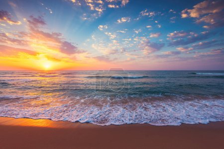 Foto de Hermoso paisaje nublado sobre la ola del mar y la playa tropical orilla, puesta del sol paisaje marino - Imagen libre de derechos