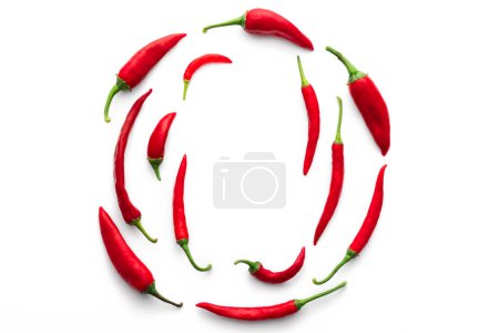 Foto de Pimiento rojo picante cayena, especias secas de chile picante, alimentos sabroso diseño sobre fondo blanco - Imagen libre de derechos