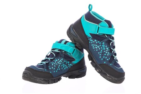 Foto de Botas de color senderismo zapatos al aire libre aislados sobre fondo blanco - Imagen libre de derechos