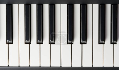 Téléchargez les photos : Clés de ligne de piano noir et blanc rapprochées au-dessus de la vue supérieure - en image libre de droit