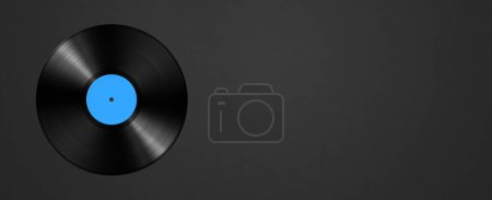 Téléchargez les photos : Disque vinyle bleu isolé sur fond noir. Bannière horizontale. Illustration 3D - en image libre de droit