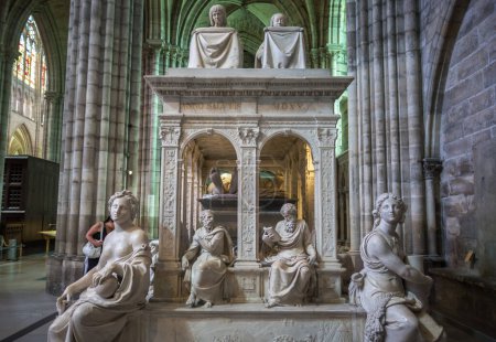 Foto de Tumba del rey Luis XII y Ana de Bretaña, en la Basílica de Saint-Denis, París - Imagen libre de derechos