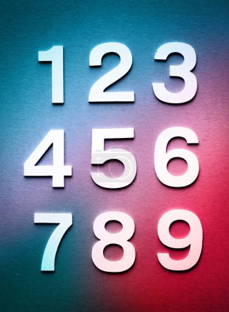 Téléchargez les photos : Mathématiques fond fait avec des nombres solides de 1 à 9 sur un tableau noir - en image libre de droit