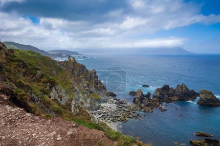 Foto de Acantilados de Ortigueira y vista al océano atlántico, Galicia, España. Monumento: El mejor banco del mundo - Imagen libre de derechos