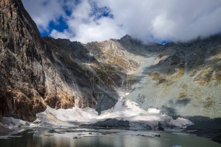 Foto de El lago de la pista de hielo, Lac de la Patinoire en el Parque Nacional Vanoise, Saboya, Alpes franceses - Imagen libre de derechos
