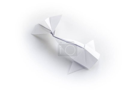 Téléchargez les photos : Origami de poisson de papier isolé sur un fond blanc vierge - en image libre de droit