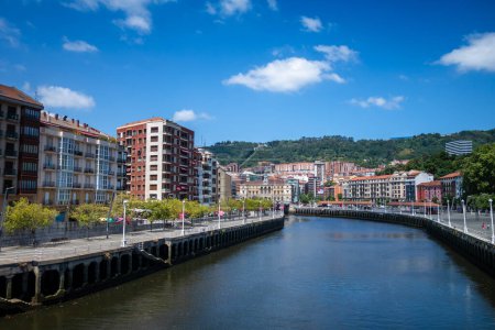 Foto de Muelles del río Nervión en Bilbao, País Vasco, España - Imagen libre de derechos